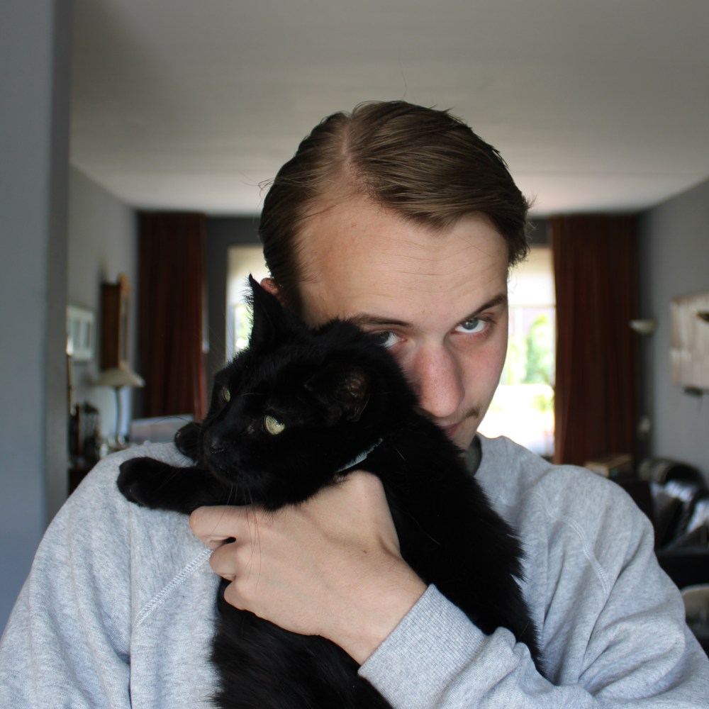 Casper de Vries met een zwarte kat
